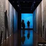 Home 20 다감각 예술 경험 디자인의 사회적 책임 - A multisensory art installation portraying the migration crisis: a dimly lit immersive gallery space...